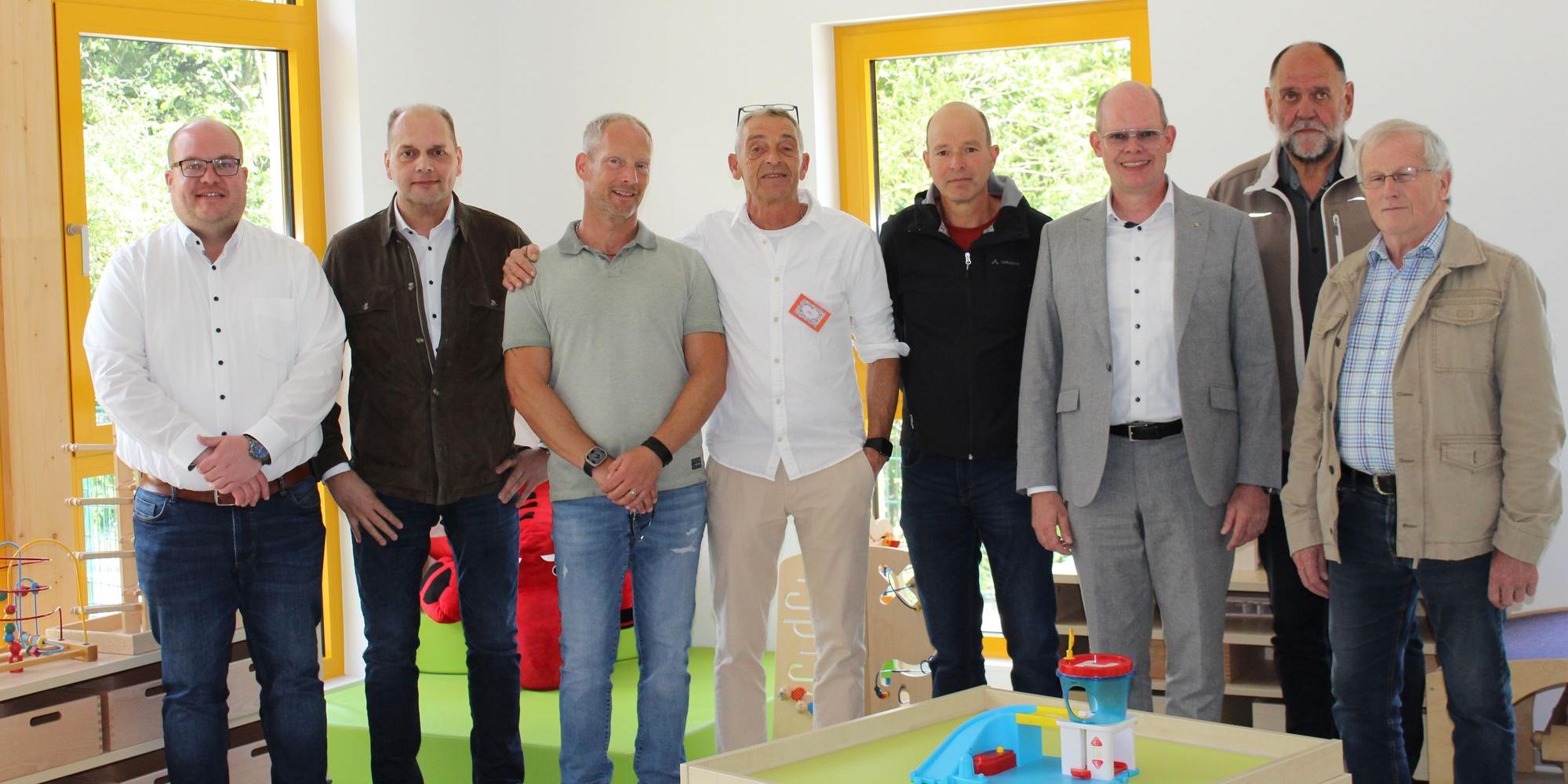 (v. links n. rechts): Martin Engemann (Bauverantwortlicher Bistum Trier), Gerd Krones (Bistumsarchitekt), Oliver Weinand (Architekt), Jörg Kochhan (Kita-Leiter), Kai Truckenbrodt (Gesamtleiter), Christian Keimer (Stadtbürgermeister Kastellaun), Volker Boos (Ortsbürgermeister Spesenroth) und Hans Herbert Laux (Ortsbürgermeister Uhler) bei der Einweihung der katholischen Kita Farbenfroh.