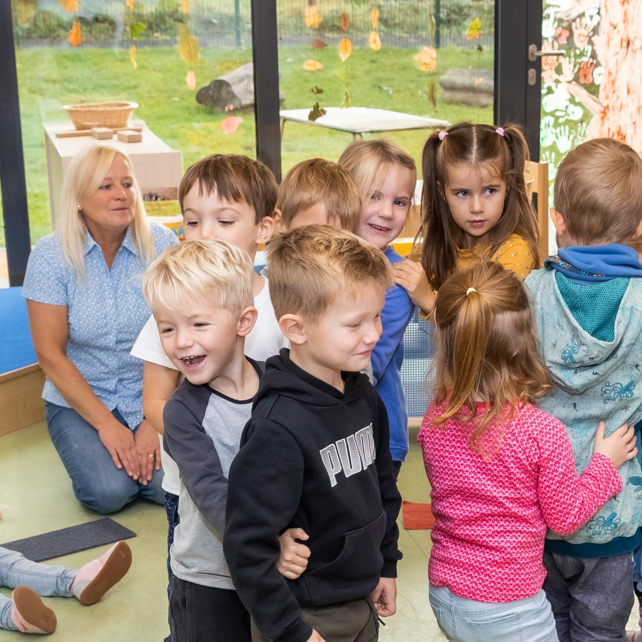 Kinder beim Morgenkreis in einer Kita