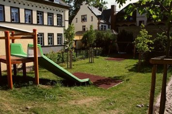 Außenbereich mit Rutsche der Katholische Kita St. Kastor Koblenz-Altstadt