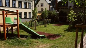 Außenbereich mit Rutsche der Katholische Kita St. Kastor Koblenz-Altstadt