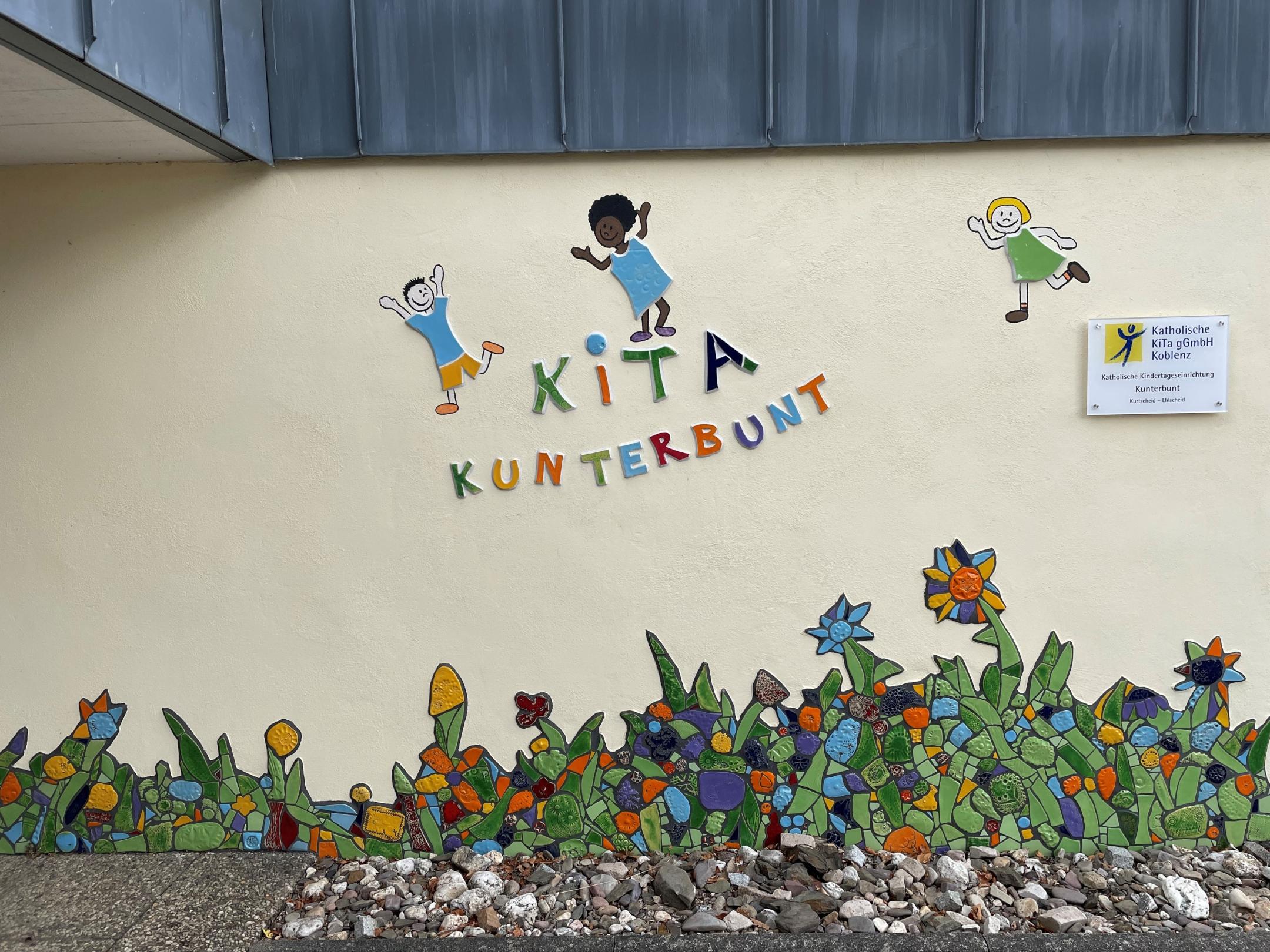 Buntes Wandbild mit dem Namen der Kita Kunterbunt in Kurtscheid