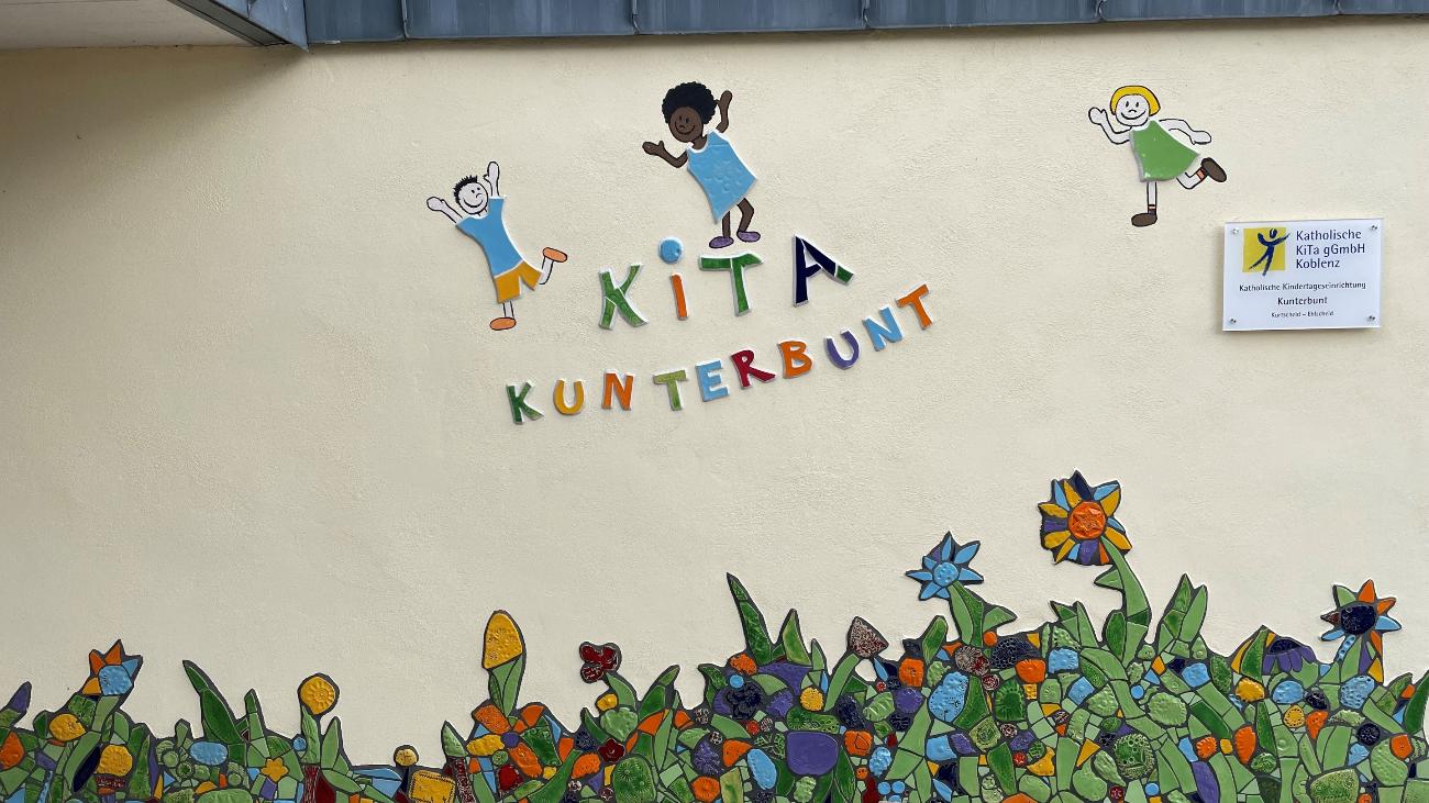 Buntes Wandbild mit dem Namen der Kita Kunterbunt in Kurtscheid