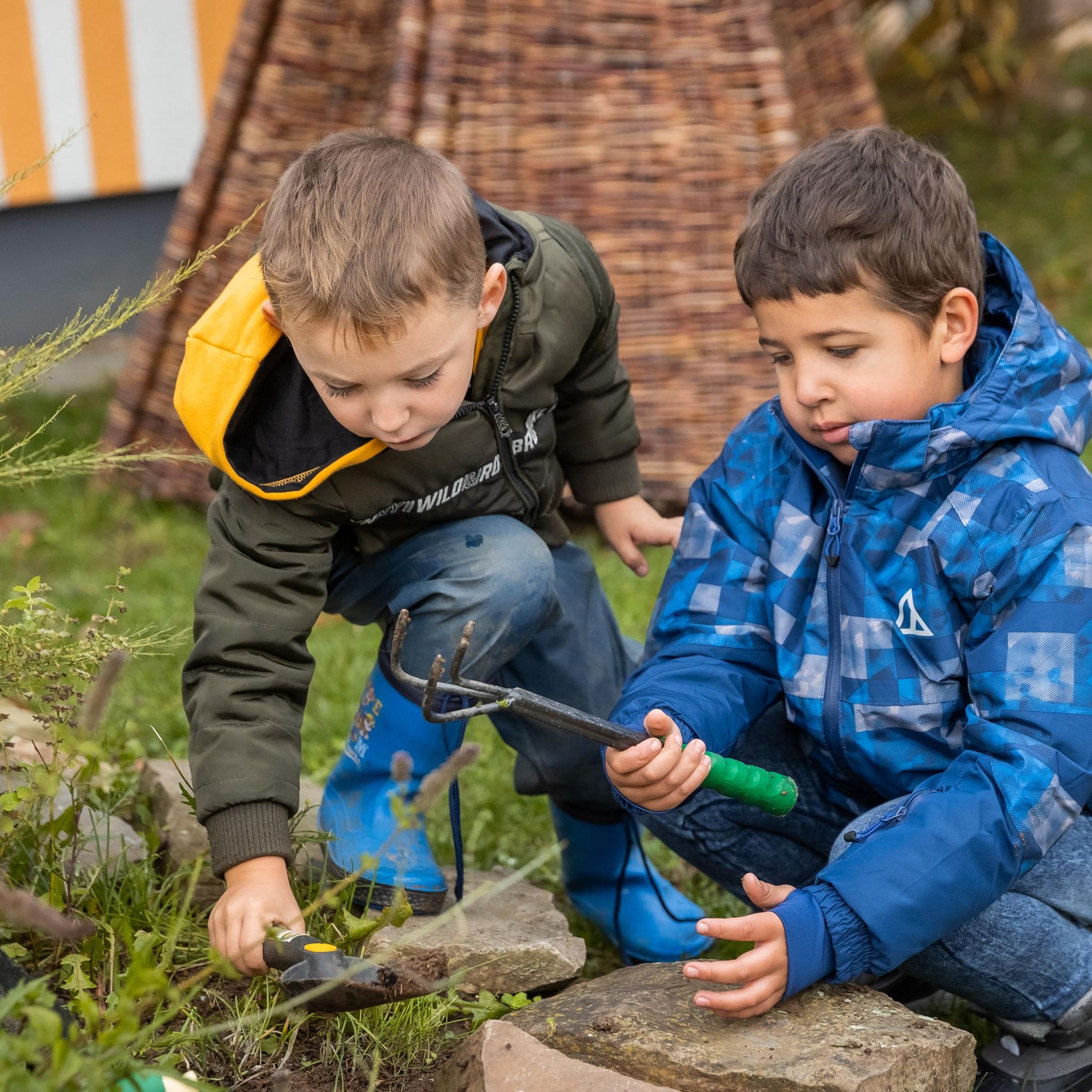 Zwei Kinder, die einen Garten erkunden