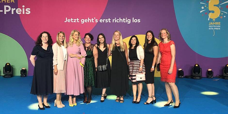 Das Team um Standortleitung Miriam Grothe (rechts) mit Moderatorin Barbara Schöneberger auf der Gala in Berlin.